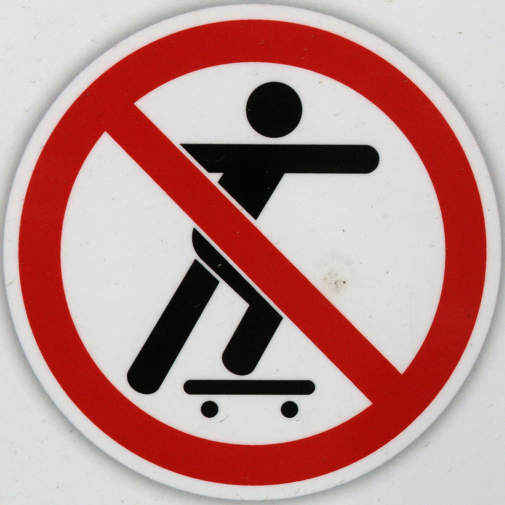 Запрет на 4 года. Запрещающие знаки. Знак запрета. Значок запрещено. Запрещающие знаки спортплощадка.