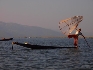 Fishermen acrobatics at Inle Lake (Myanmar 2013) | OLYMPUS D… | Flickr