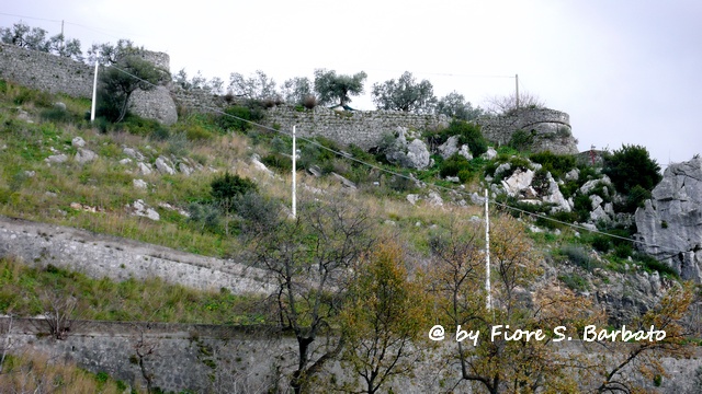 Giffoni Valle Piana (SA), 2007, Tra i ruderi del Castello medioevale di Terravecchia.