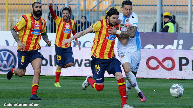 Giosa (con la maglia del Lecce) affronta Pozzebon in un incontro del 2016/17