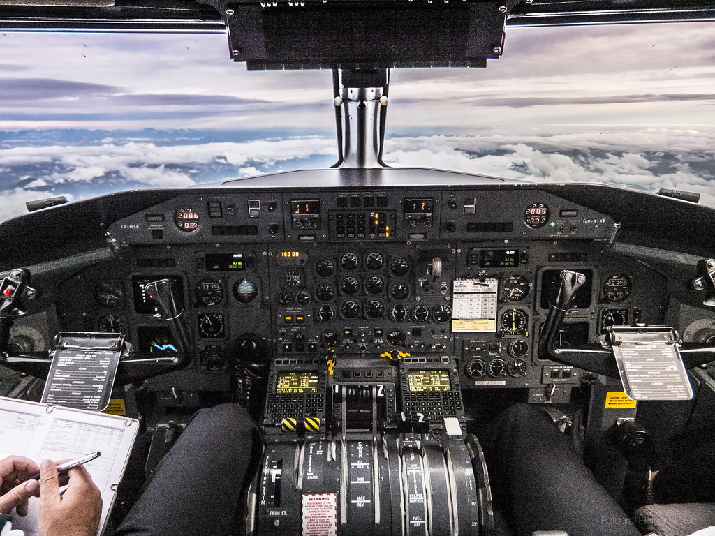 Widerøe Dash 8-103 LN-WIA cockpit seat trip | Halvor Njerve | Flickr