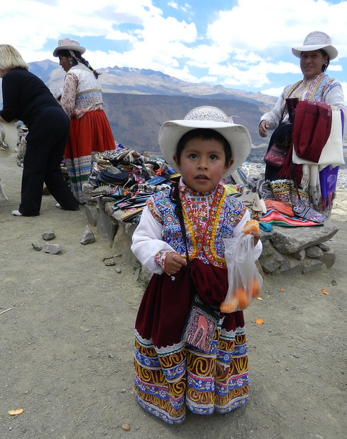 niña mujeres vendedoras de tejidos artesanales su gente Chivay Perú 13