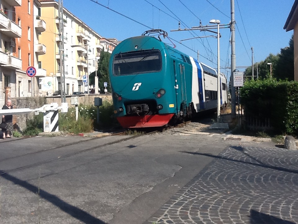 treno TAF linea fl3 AL PASSAGGIO A LIVELLO DI BRACCIANO - PROVINCIA DI ROMA - PROVENIENTE DA ROMA OSTIENSE