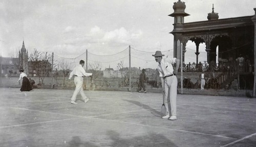 天津海关英国职员业余生活－在天津网球场打球 1900s Tianjin