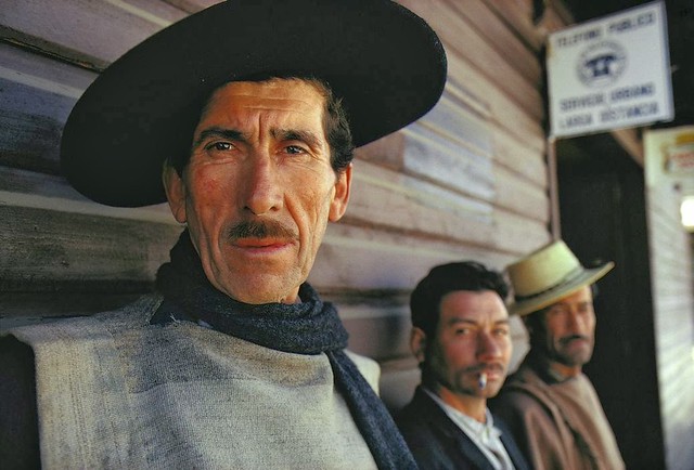 del fotografo frances Raymond Depardon - al centro Rojelio Albornoz y el de la derecha su primo, Huasos o gañanes chilenos en la Alameda de Parral. 1971.