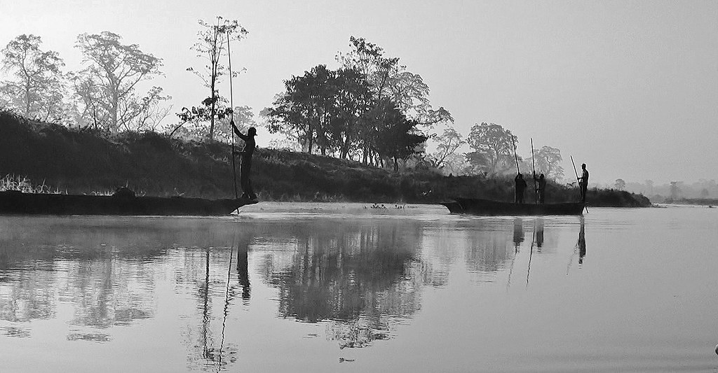 NEPAL, Chitwan-Nationalpark, morgendliche abenteuerliche  Bootsfahrt (auf dem Fluss Rapti) entlang dem Dschungel , (Series), 15312/8023
