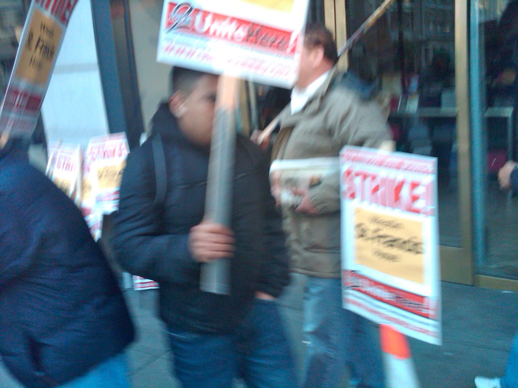 Hotel workers on strike at Union Square in San Francisco. Photo by howderfamily.com; (CC BY-NC-SA 2.0)
