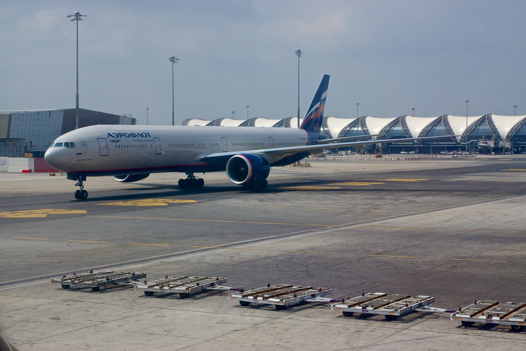 Аэрофлот новосибирск бангкок. Аэропорт Бангкока Суварнабхуми Аэрофлот. Самолет Аэрофлот в Бангкок. Аэропорт Бангкок с самолета. Боинг 777 Тайланд.
