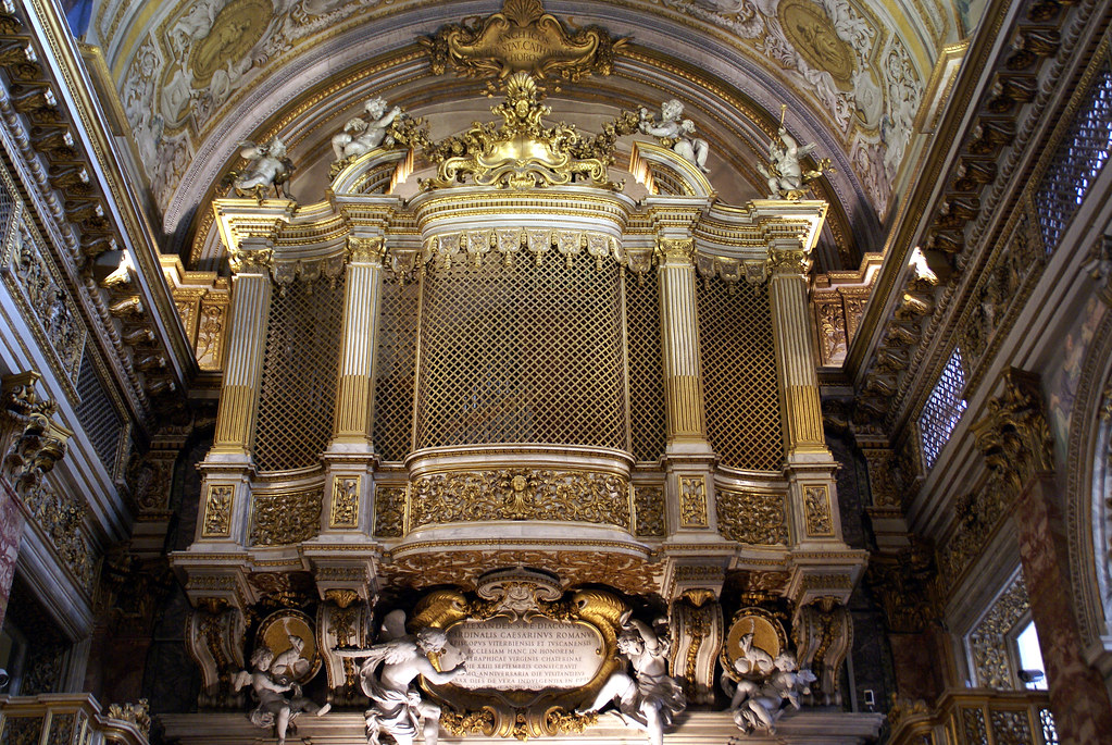 Rom, Salita del Grillo, Santa Catherina da Siena a Magnanapoli, Orgelprospekt mit Sängerkanzel (organ loft and cantoria)