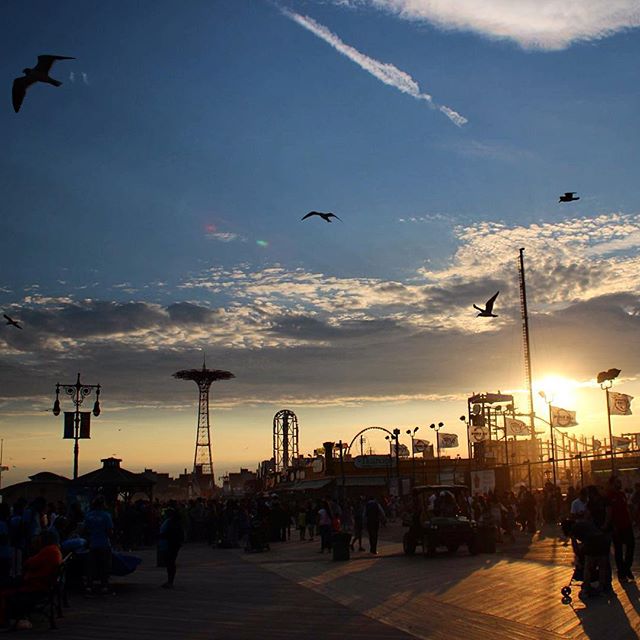 Coney Island sunset #summerinnewyork #coneyisland #newyorkcity #ilovenewyork #sunset #boardwalk