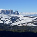 Výhled z Piz Sella na horskou louku Seiser Alm a skalní masiv Schlern