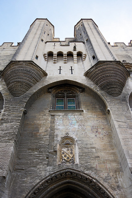 Avignon (Vaucluse) : au pied du palais des papes
