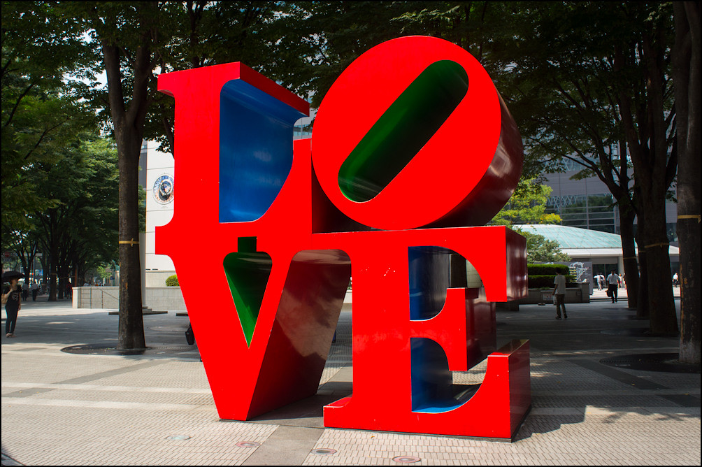 La escultura LOVE de Shinjuku (Foto: Laura Tom&agrave;s)