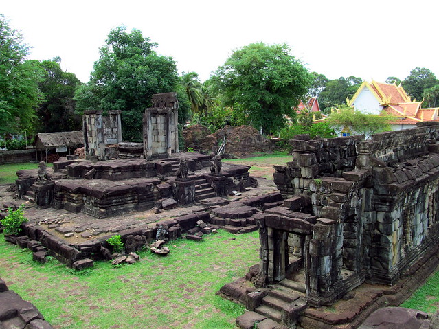 Bakong, E side structures