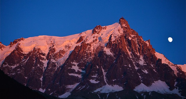 photo montagne  / massif du mont-blanc coucher de soleil au crépuscule sur la face nord de l'aiguille du midi et lever de lune sur le col du midi