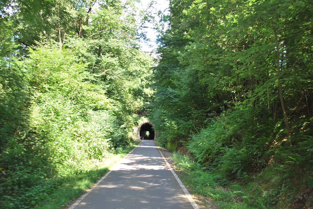 Wie es sich für eine Bahntrasse gehört gibt es auch Tunnel. Das ist einer von zweien. Leider ist der andere jedoch gesperrt.