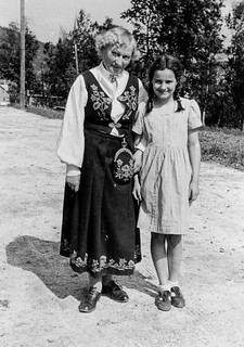 PEM-CHA-00128 Portrett av kvinne og ung jente | Foto: Christ… | Flickr