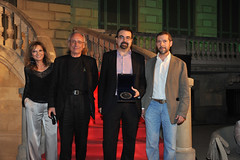 Marta Molins i Jordi Cadena fent entrega del Premi Pepón Coromina als productors executius Oscar Rodríguez i Carles Porta