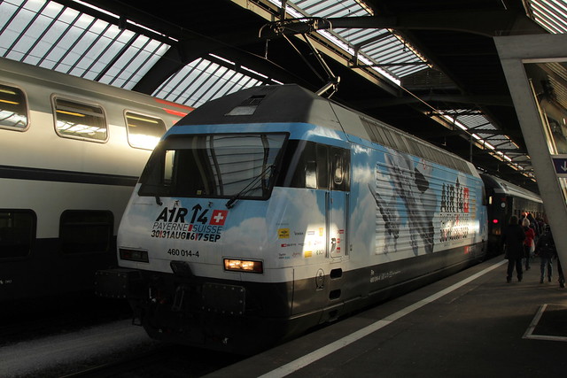 SBB Lokomotive Re 460 014 - 4 mit Taufname Val-du-Trient mit Werbung für die AIR 14 Payerne vom 30-31. August  und 6 - 7. September 2014 in Payerne am Bahnhof Zürich HB im Kanton Zürich in der Schweiz