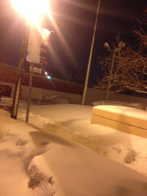 土, 2014-02-15 22:12 - 雪に埋もれたバス停
