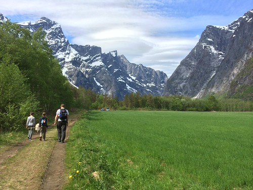 Tur til Jonsoksteinen på Marstein by bjornekleiva, En liten og nydelig tur til en diger stein oppi lia:-) Nydelig utsikt!!!! Se bloggen vår; <a href="h