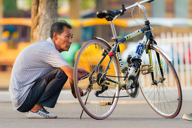 Old Man + Phone (Asian Squat) / 中國東北吉林市北山公園 Jilin Beishan Park, Dongbei, China / SML.20140727.7D.52174