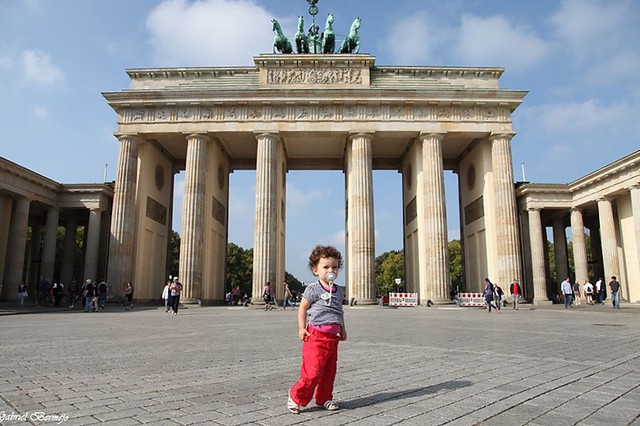 Miriam en la Puerta de Brandeburgo - Berlín