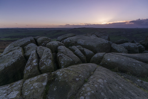 Last light at Curbar Edge by l4ts, Unfortunately a stubborn bank of low on the horizon meant the sunset colours were muted at best.land