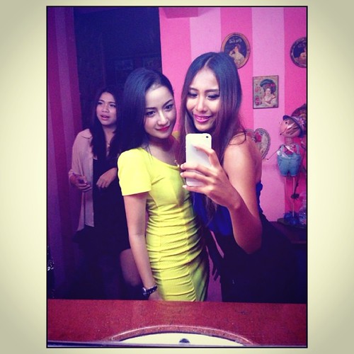 #repost #lastnight #asiangirl #phuket #phukettown #BFF #thaigirl #thaimodel | by Tanya.nongsin