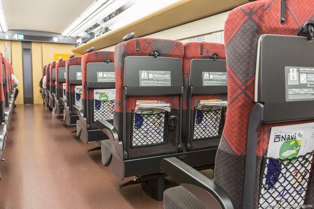 Interior de la clase est&aacute;ndar en un shinkansen serie E7