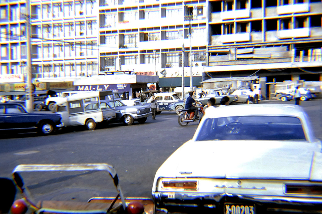 SAIGON 1969-70 - ĐL Nguyễn Huệ - Bìa phải là Palace Hotel đang xây dựng