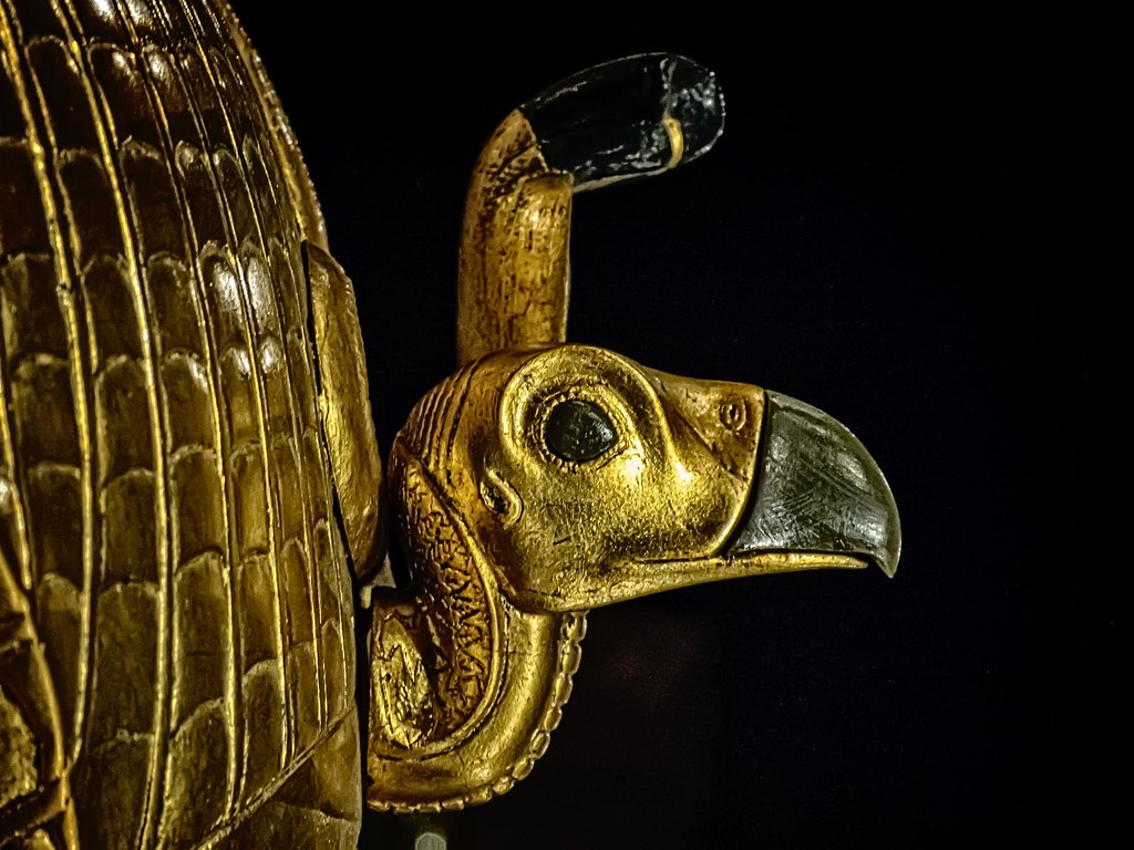 Closeup of the uraeus on the brow of King Tutankhamun's go… | Flickr