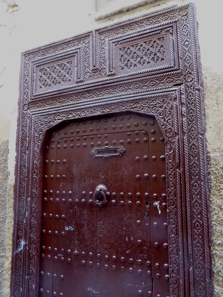 La porte de cèdre, Talaa Kbira, médina de Fès el Bali, Fès, Maroc.