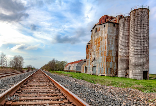 grainstorage lissie old railroad rusty texas unitedstates us silo abandoned lost jobs agriculture ngc lostjobs gone rustyoldthing lissietexas steel bluesky forgotten roundbuilding outofsight crossties rocks tracks rails trains