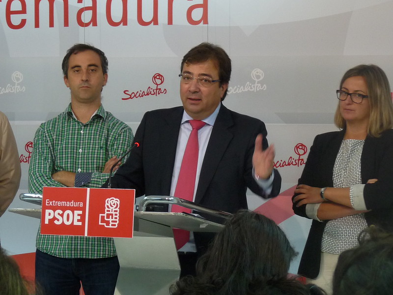 Fernández Vara entrega sus avales para primarias autonómicas