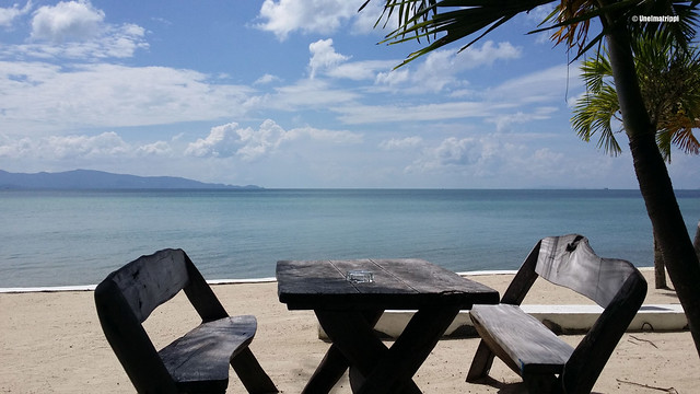 Tuolit ja pöydät rannalla