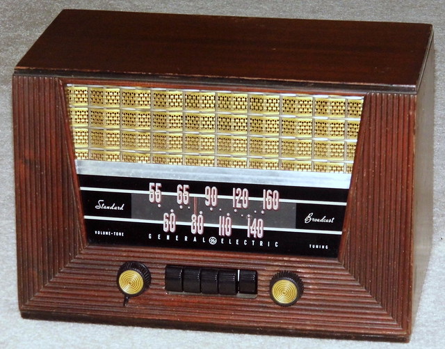 Vintage General Electric Wood Table Radio With Push Buttons, Model 321, Broadcast Band Only (MW), 6 Tubes, AC-DC Set, Made In USA, Circa 1946