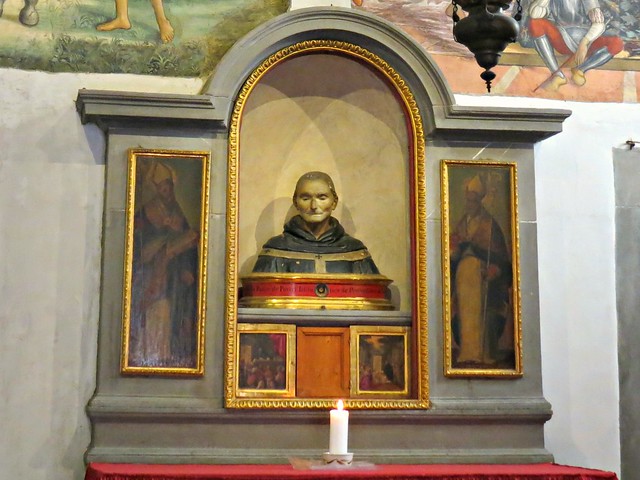 A reliquary bust of St Anthony attributed to Verrocchio is in a niche over the altar.