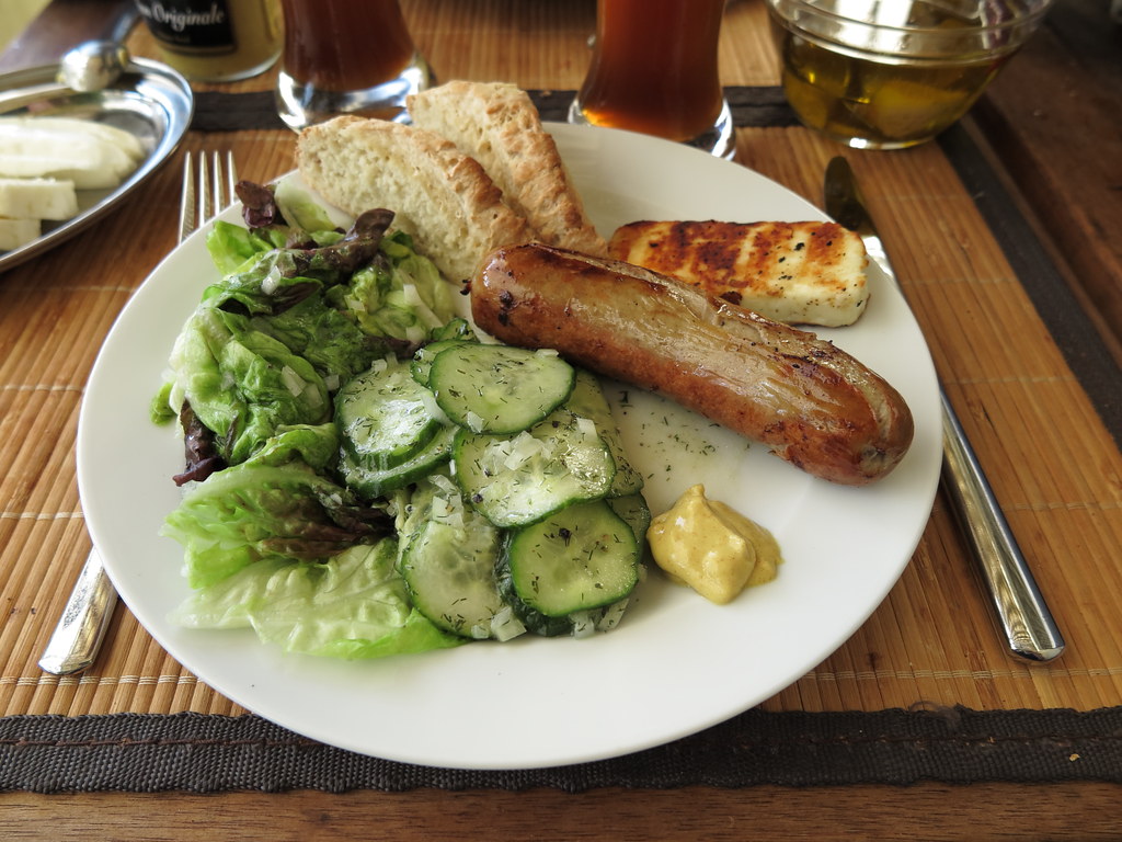 Rinderbratwurst und Halloumi vom Grill mit Grünem Salat un… | Flickr