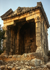 Tombes en forme de temple sur la route de Demircili