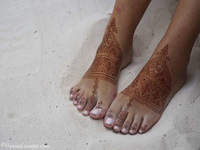Moroccan style feet by www.hennalounge.com