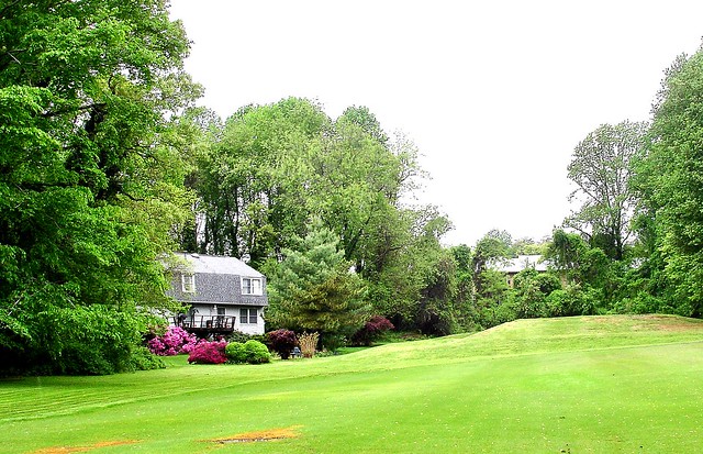 USA, Maryland - at Bay Hills Golf Course, house next to the fairway