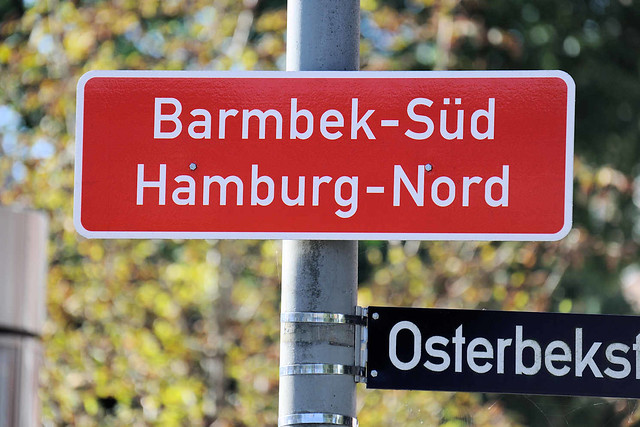9276 Ortsschild/Stadtteilschild Barmbek--Süd; Bezirk  Hamburg-Nord - rotes Schild  mit weißer Schrift.