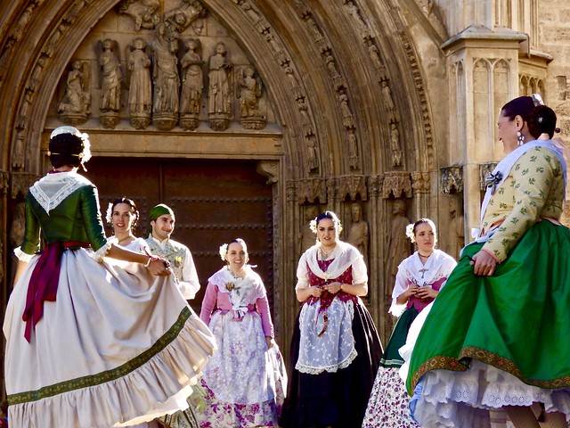 Dancers before the cathedral in Valencia .
