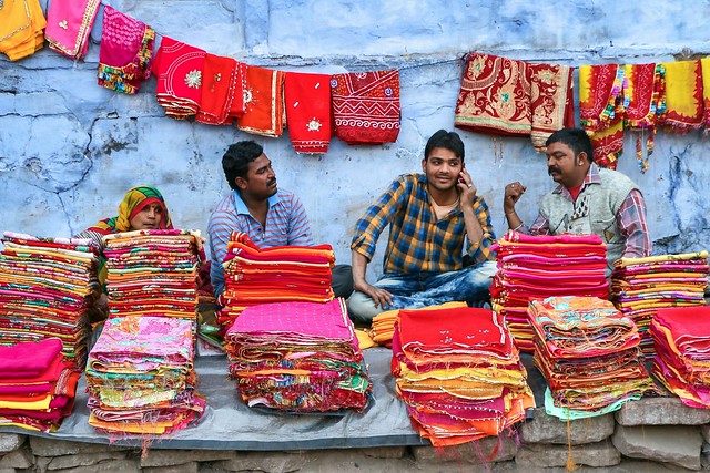 Outdoor colorful fabric shop, Jodhpur, India　ジョードプル　カラフルな布を売る露店
