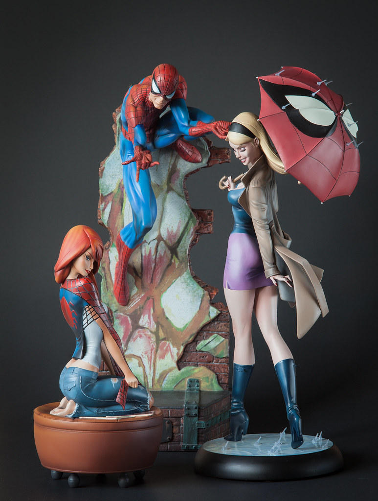 Marvel Comic Spiderman, Gwen Stacy and Mary Jane Comiquette Statue by Sideshow Collectibles