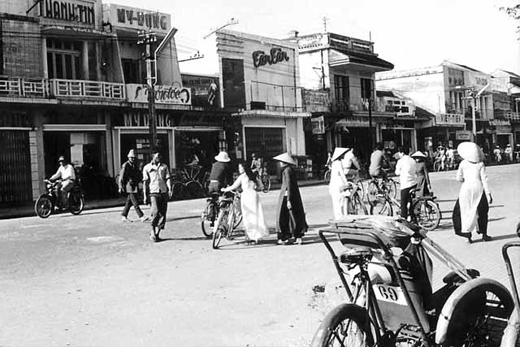 Downtown Hue 1964-65 - Photo by James McInnis