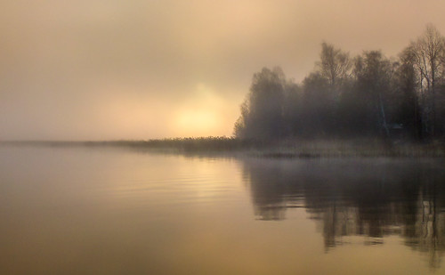 sunrise dawn lake järvi shore island mist fog tranquil relaxed outdoor finland kangasala vesanniemi