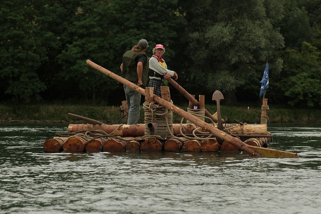 Floss von Captain J-C ( 9 x 3.6 Meter gross und über 5.5 Tonnen schwer ) unterwegs auf dem Rhein ( Fluss - River ) oberhalb L.aufenburg im Kanton Aargau in der Schweiz
