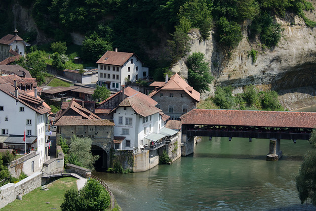 2014.06.17.092 FRIBOURG - Le pont de Berne sur la Sarine et l'embouchure du Gottéron